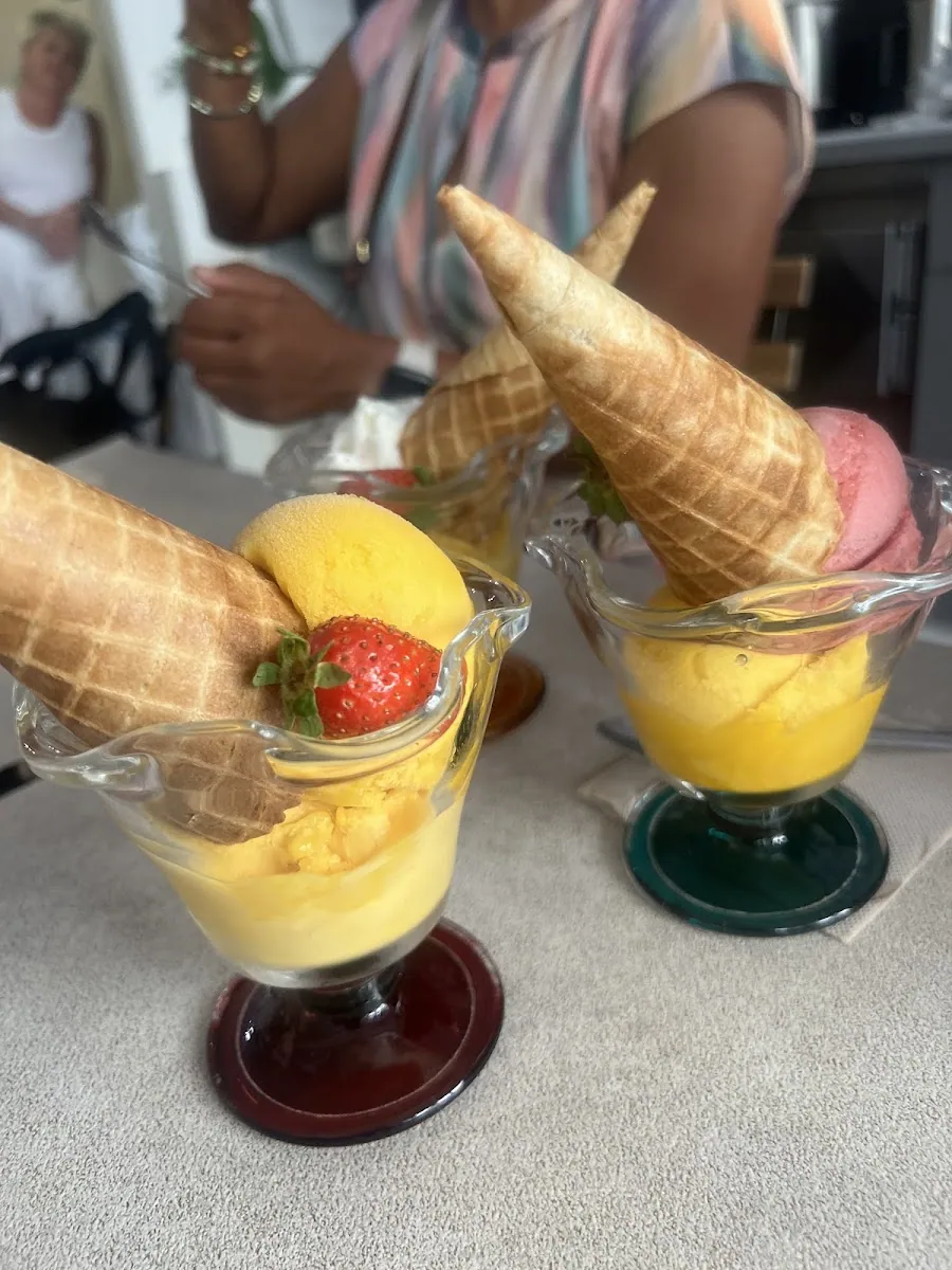 Deux cornets de glace maison garnis de fruits frais