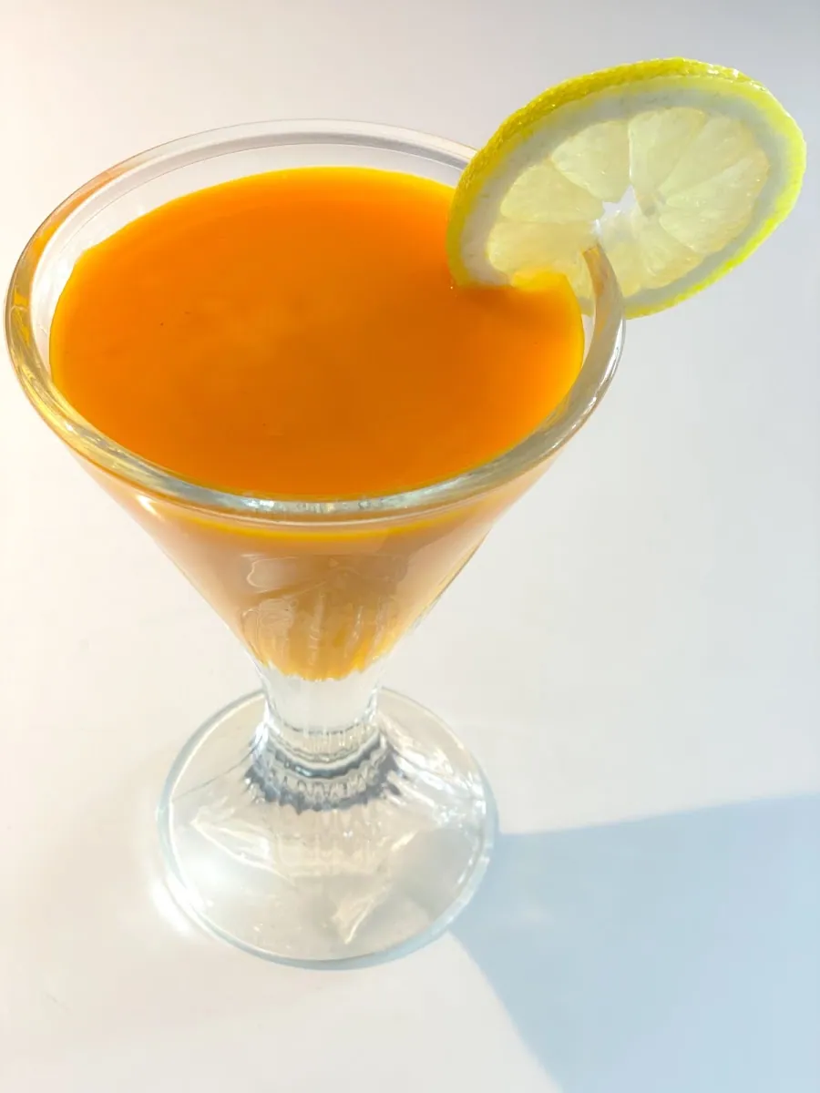 Jus de mangue maison servi en verre