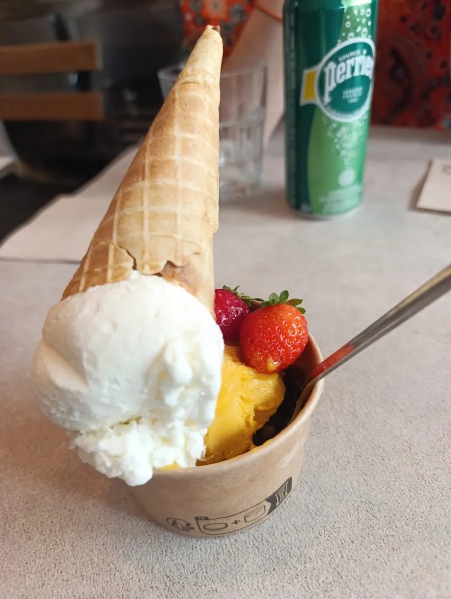 Coupe de glace vanille et fruits frais